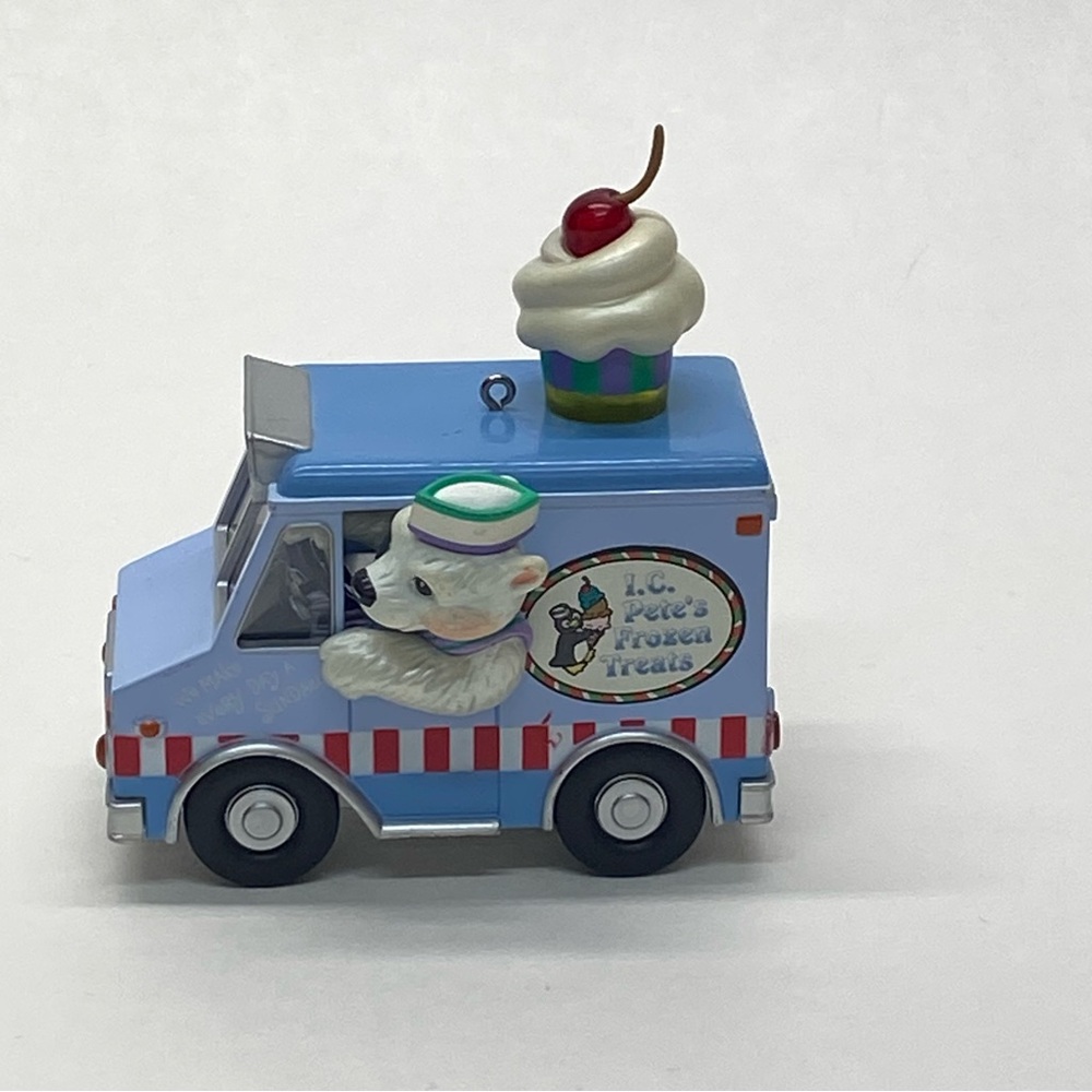Hallmark Keepsake Ornament 2005 IC Petes Frozen Treats Music Flashing Lights